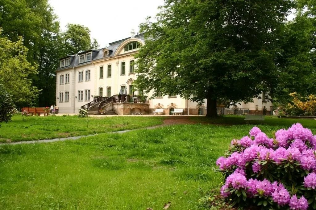 Gartenseite mit Anbau